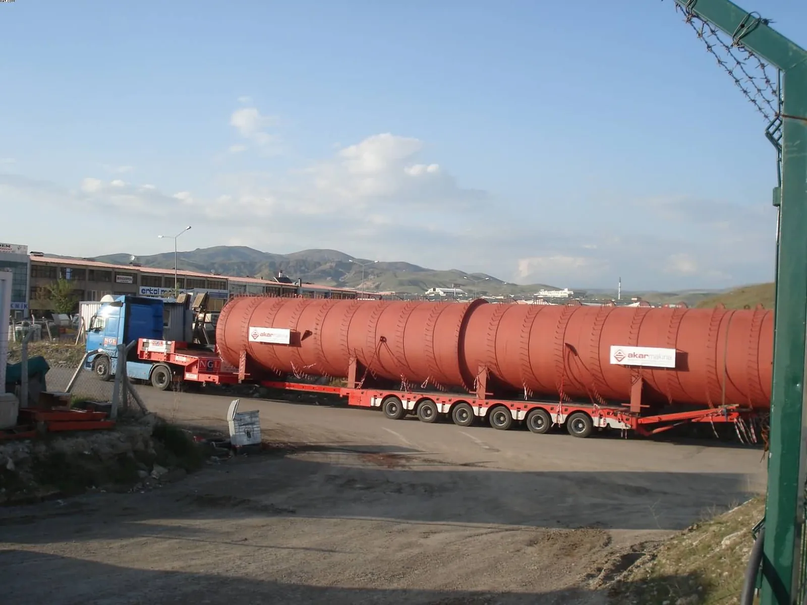 Grande cuve industrielle chargée sur une surbaissée