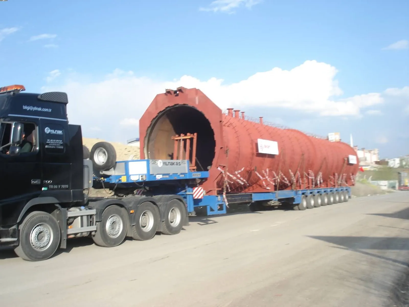 Cuve cylindrique lourde transportée par remorque modulaire