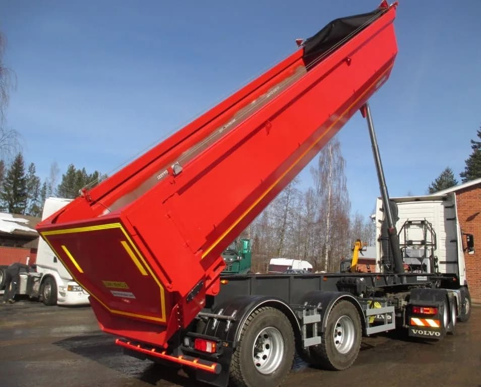 Camion benne rouge avec benne levée