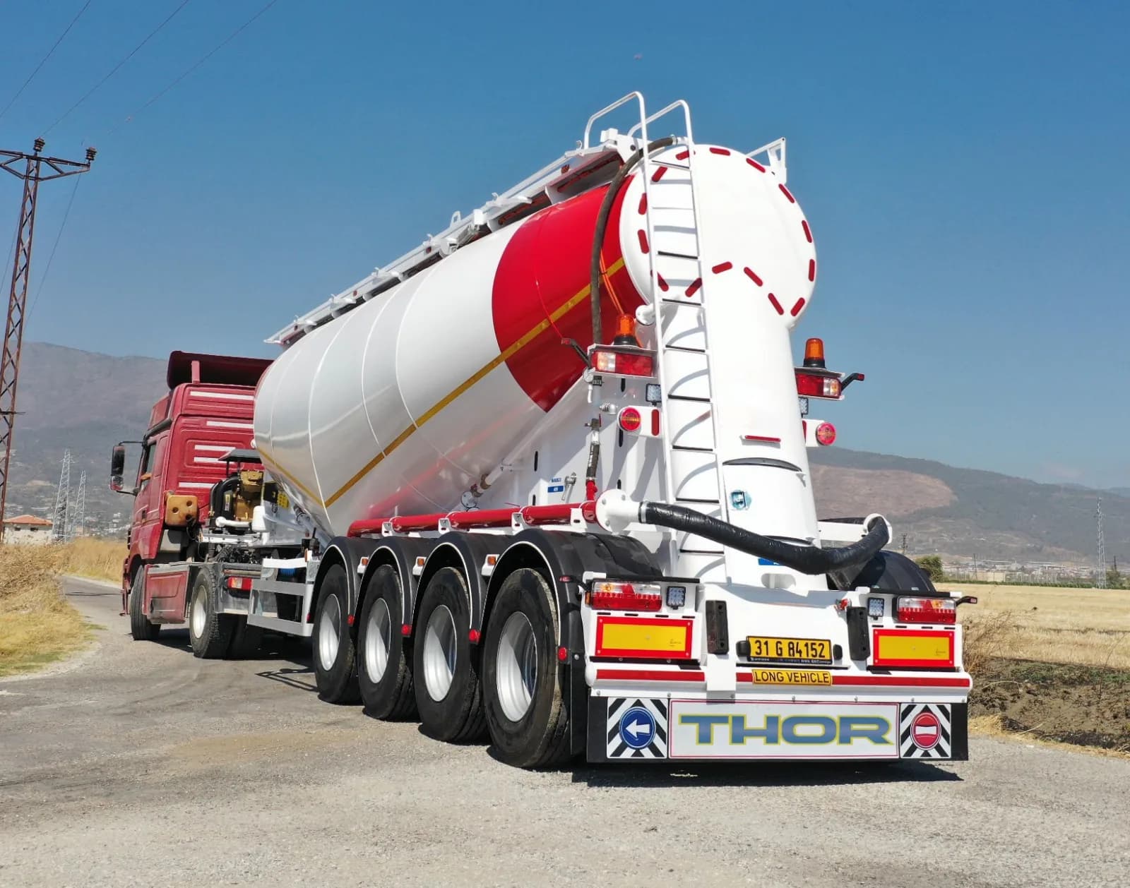 Remorque citerne Thor sur une route rurale